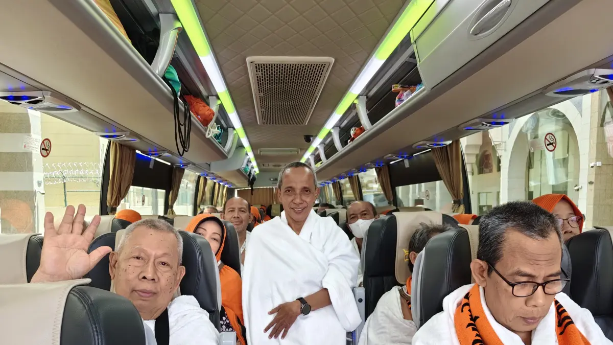 Jemaah haji Kloter SUB 22 asal Kota Madiun mulai berihram sebelum bergerak dari Madinah menuju Makkah, kemarin (6/5). FOTO: ZAINAL ARIFIN/KLOTER SUB 22