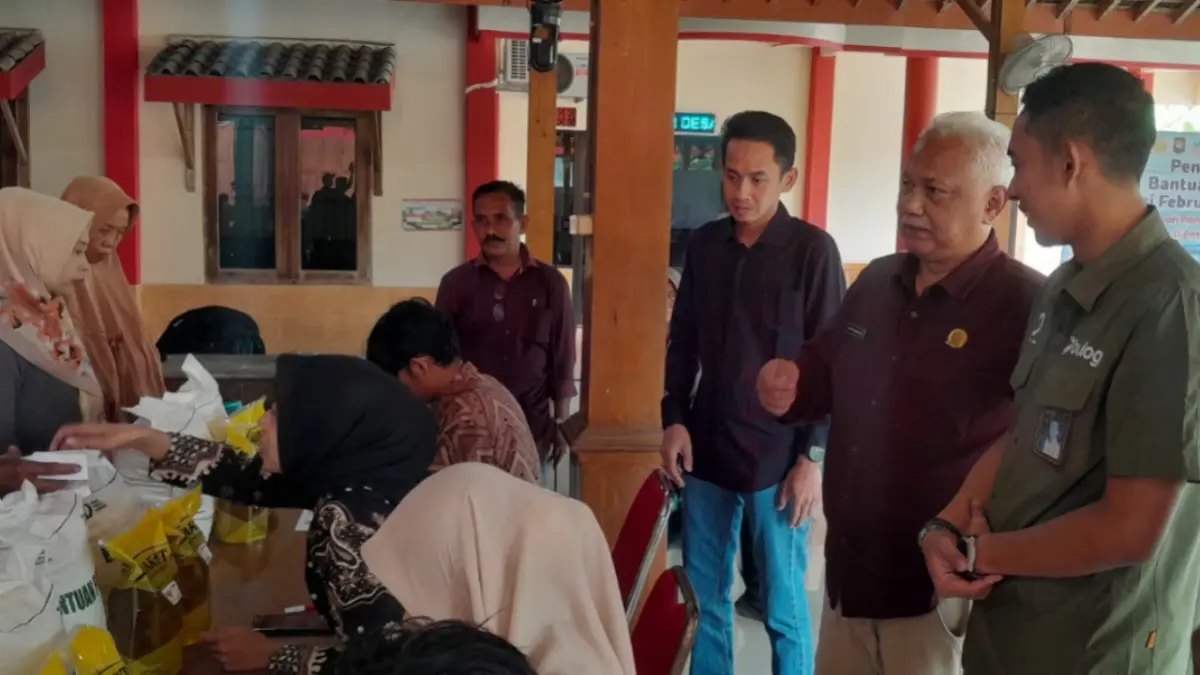 Ketua DPRD Ngawi Yuwono Kartiko memantau langsung penyaluran bantuan pangan di Desa Sriwedari dan Mengger, Karanganyar, kemarin (6/5). ASEP SYAEFUL/JAWA POS RADAR NGAWI