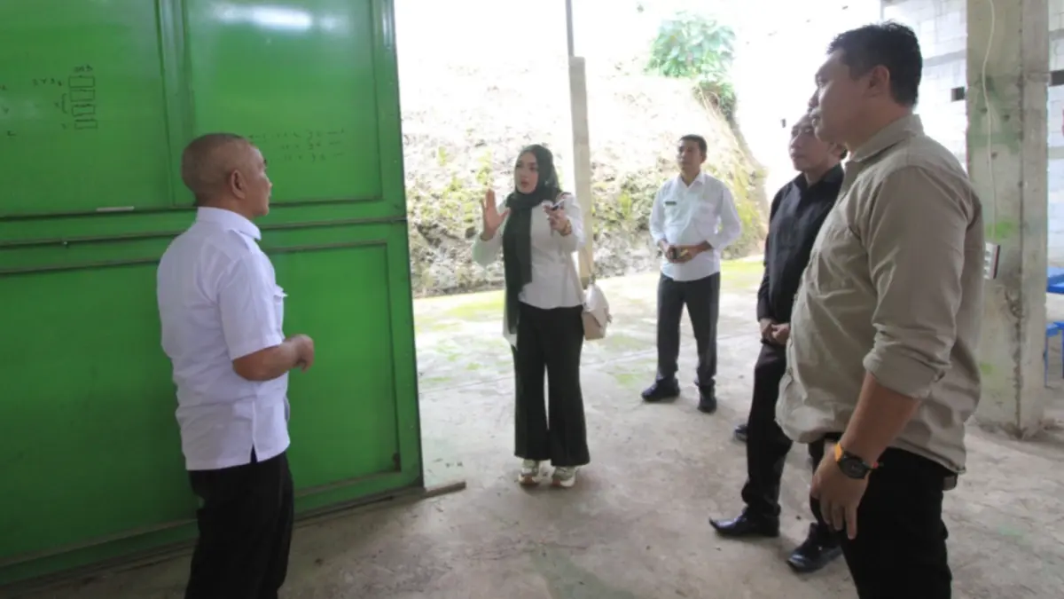 Komisi D DPRD Magetan meninjau langsung alat pengolah sampah oksinerator di Desa Taji, kemarin (6/5). AJI PUTRA/JAWA POS RADAR MAGETAN
