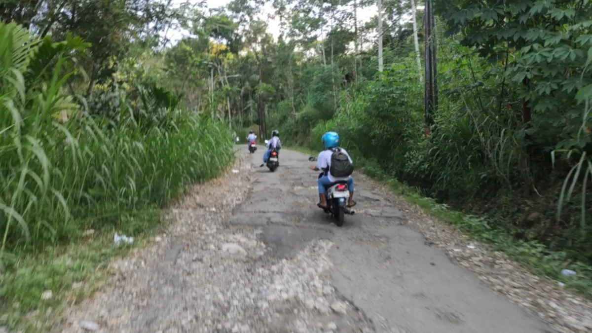 MENANTI ASPAL: Kondisi ruas jalan Wonoanti–Nglaran di Kecamatan Tulakan yang rusak parah. Warga kini memilih "menyerah" melakukan perbaikan swadaya dan mendesak pemerintah segera melakukan pengaspalan permanen. (FOTO: NUR CAHYONO/RADAR PACITAN)