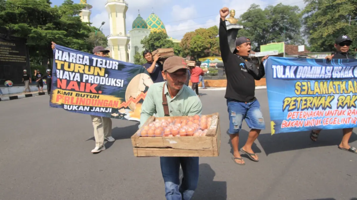 Peternak ayam petelur membagikan telur gratis kepada pengendara di Alun-Alun Magetan sebagai bentuk protes tingginya biaya produksi. AJI PUTRA/JAWA POS RADAR MAGETAN