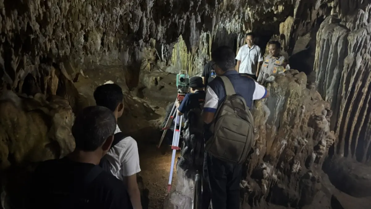 Petugas BPN Pacitan melakukan pengukuran kawasan Goa Gong untuk menelusuri polemik klaim kepemilikan lahan warga. NUR CAHYONO/JAWA POS RADAR PACITAN