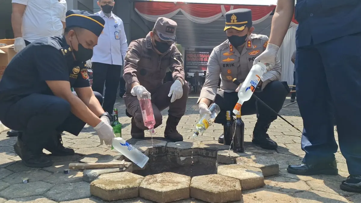 Petugas memusnahkan barang bukti perkara pidana di halaman Kejari Magetan, termasuk ratusan ribu batang rokok ilegal. AJI PUTRA/RADAR MAGETAN