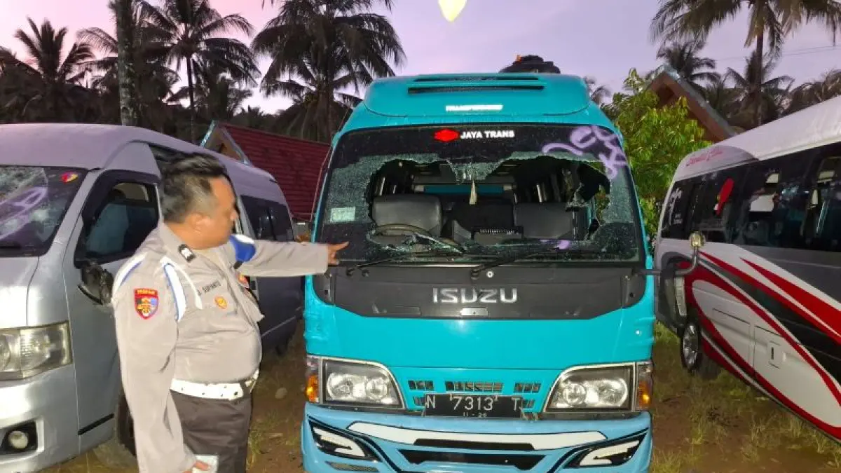 Salah satu kendaraan yang ditumpangi wisatawan asal Surabaya rusak usai diduga dirusak sekelompok orang tak di kenal di Pantai Wediawu, Malang, Selasa (5/5).