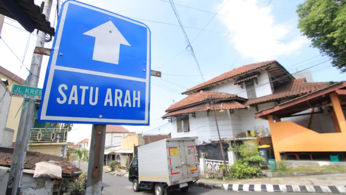 UJI NYALI KELANCARAN: Arus lalu lintas di Jalan PB Sudirman, Magetan, yang kini diberlakukan satu arah. Dishub tengah merampungkan laporan evaluasi 30 hari masa uji coba untuk menentukan kebijakan permanen. (FOTO: AJI PUTRA/RADAR MAGETAN)