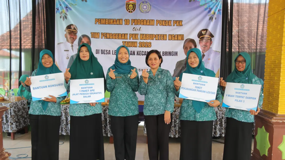 BANTUAN: Ketua TP PKK Kabupaten Ngawi berdoto bersama TP PKK Desa Legowetan usai penyerahan sejumlah bantuan secara simbolis. (ARIF WIDIANTO PKK NGAWI)