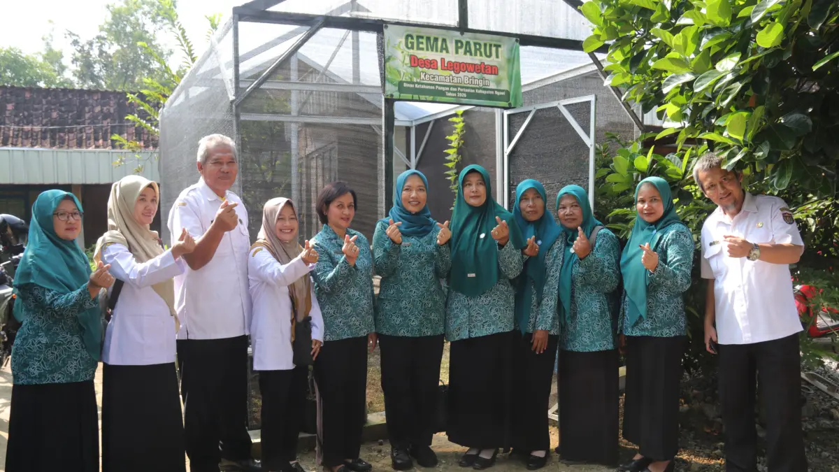 KOMPAK: TP PKK Kabupaten Ngawi bersama jajaran Pemdes dan TP PKK Desa Legowetan Kecamatan Bringin foto bersama usai meninjau seluruh kegiatan dan inovasi pokja setempat. (ARIF WIDIANTO PKK NGAWI)