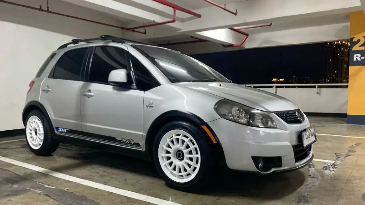 Modifikasi Suzuki SX4 dengan gaya kalcer. (PINTEREST)