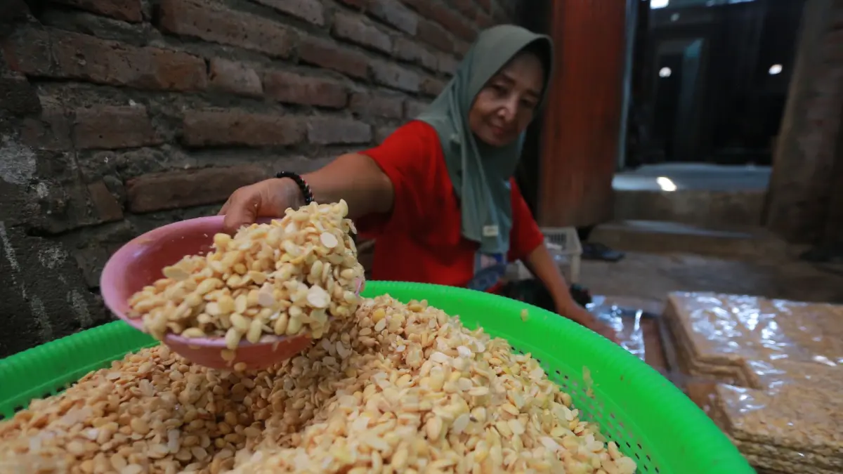 Pengrajin tempe di Kelurahan Kelun, Kota Madiun mulai mengurangi produksi akibat kenaikan harga kedelai impor dan bahan kemasan. BAGAS BIMANTARA/JAWA POS RADAR MADIUN