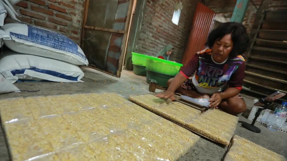 Pengrajin tempe di Kota Madiun mulai menghadapi lonjakan biaya produksi akibat kenaikan harga kedelai impor dan plastik kemasan. BAGAS BIMANTARA/JAWA POS RADAR MADIUN