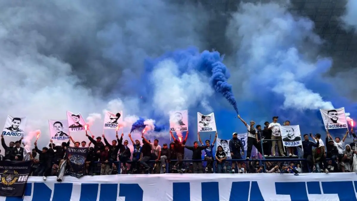 Ribuan Bobotoh memadati sesi latihan Persib Bandung jelang laga derby melawan Persija Jakarta, Kamis (7/5). (ANTARA)