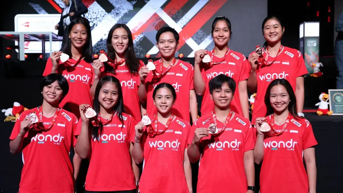 Tim bulu tangkis putri Indonesia saat penyerahan medali Piala Uber 2026 di Denmark, Minggu (3/5). (PBSI)