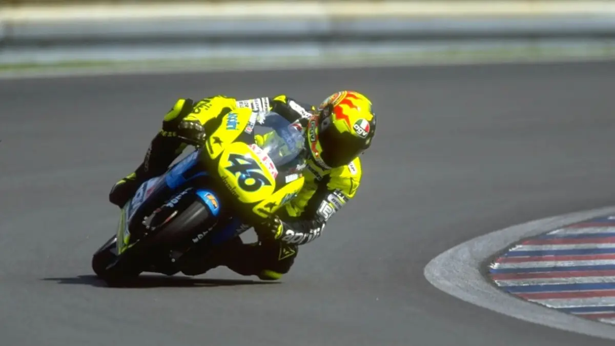 Valentino Rossi mengendarai Aprilia RS125R, motor pertamanya di balapan MotoGP.