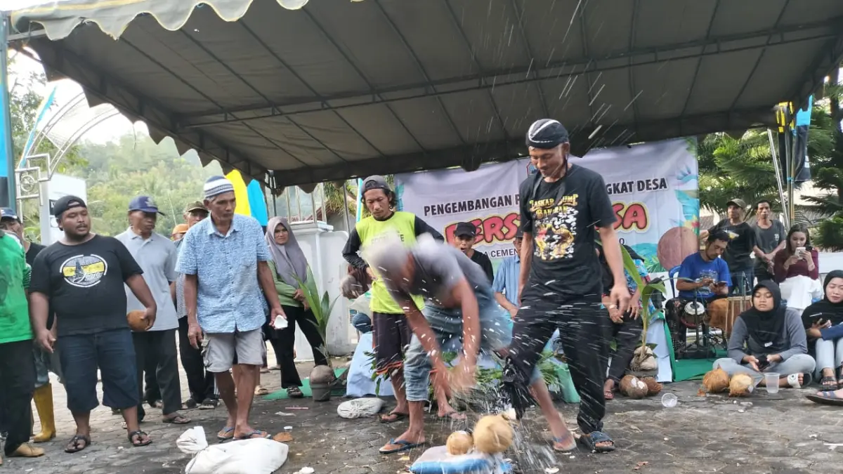 Warga Desa Cemeng, Donorojo, Pacitan memperagakan tradisi adu kelapa dalam rangkaian bersih desa yang sarat nilai sejarah dan budaya. FOTO: PROKOPIM PACITAN