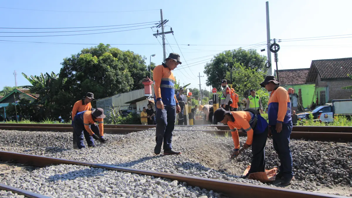 Warga memprotes penutupan perlintasan kereta api penghubung Desa Bogorejo dan Kelurahan Tebon di Kecamatan Barat, Magetan. AJI PUTRA/JAWA POS RADAR MAGETAN
