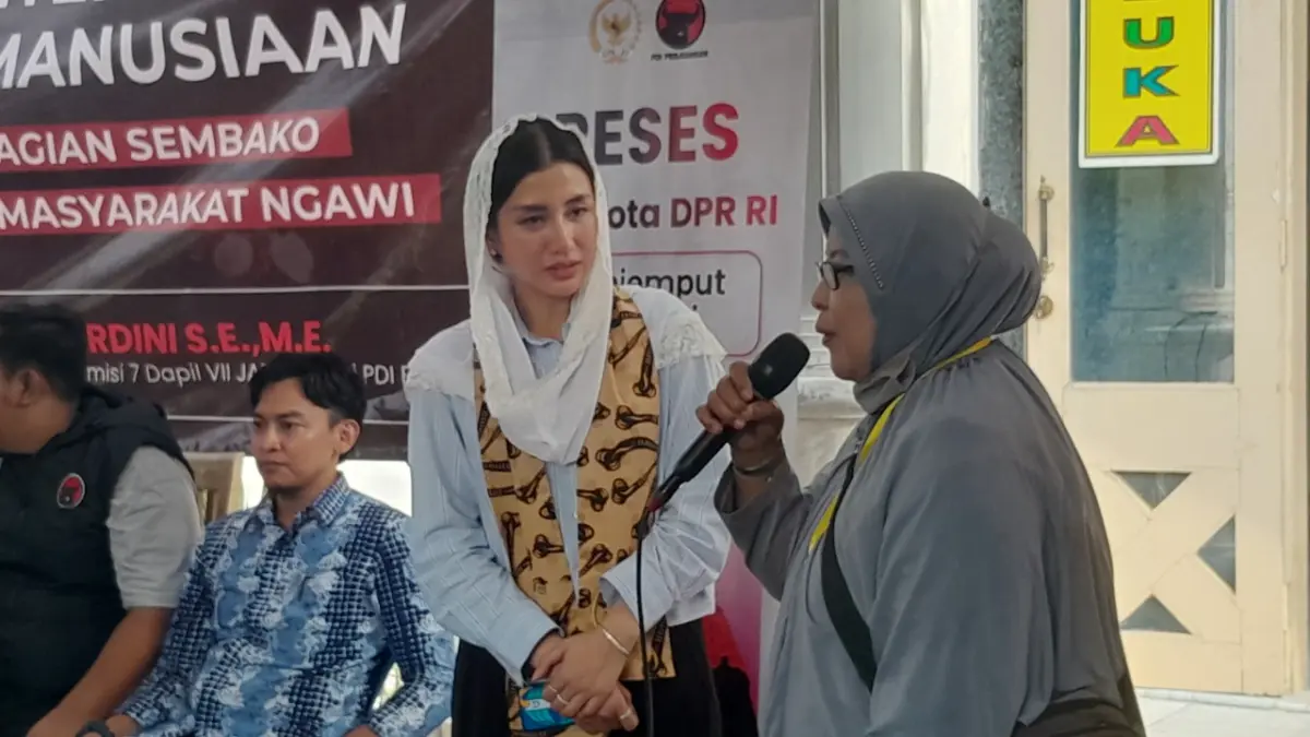 Anggota DPR RI Komisi VII Novita Hardini Mochamad berdialog dengan pelaku UMKM di Ngawi terkait mahalnya harga bahan baku usaha. ASEP SYAEFUL/JAWA POS RADAR NGAWI