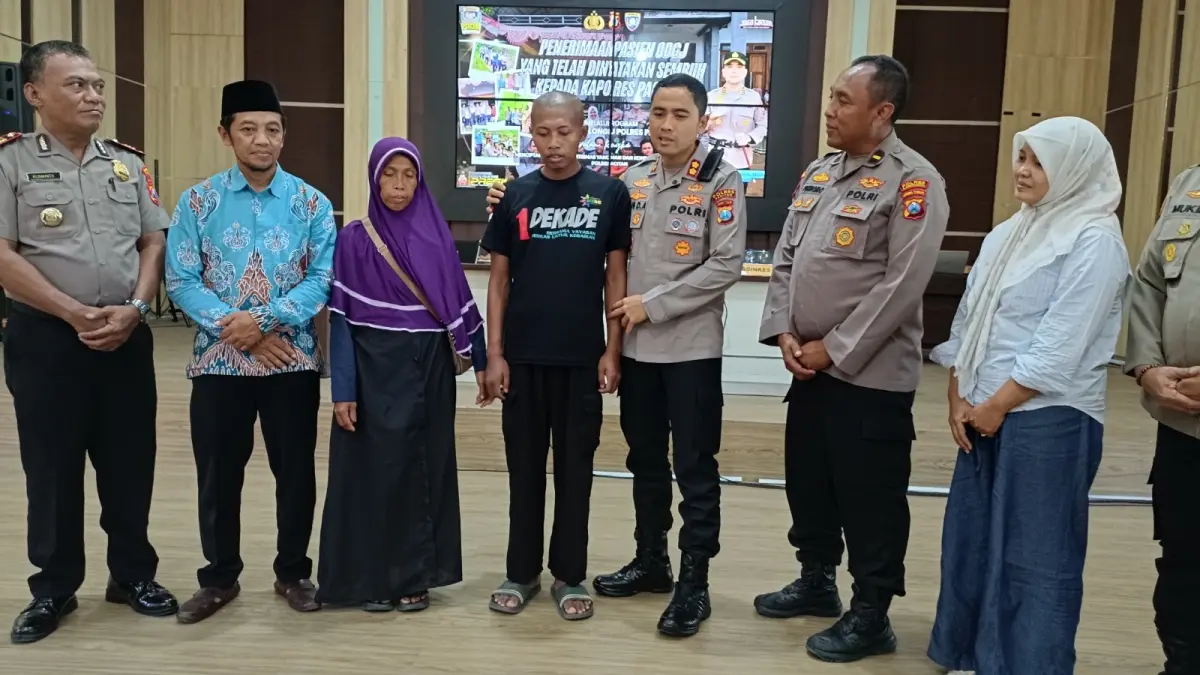 Joko Nuryanto bersama Kapolres Pacitan dan Pak Purnomo usai dipulangkan ke keluarganya setelah menjalani rehabilitasi mental selama empat bulan. NUR CAHYONO/JAWA POS RADAR PACITAN