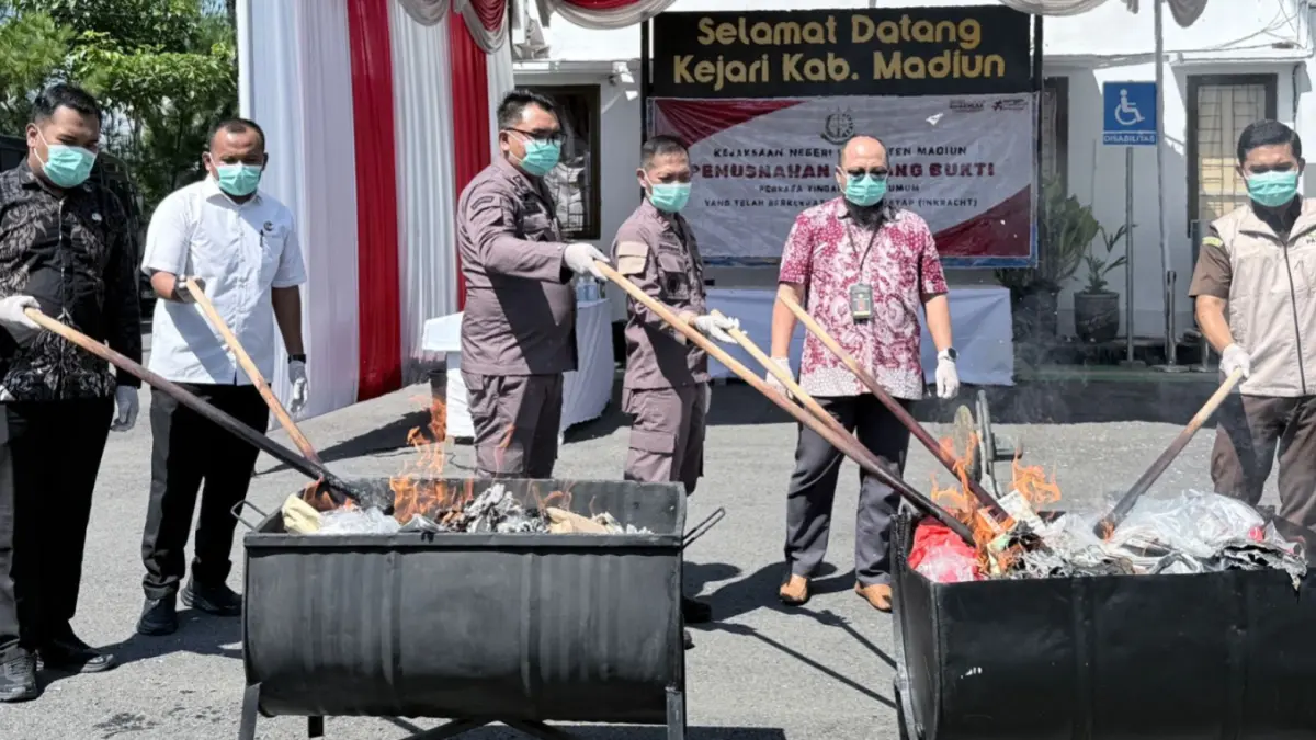 Kejari Kabupaten Madiun memusnahkan lebih dari satu kilogram sabu hasil sitaan dari 30 perkara pidana yang telah berkekuatan hukum tetap. LODITYA FERNANDES/JAWA POS RADAR MADIUN