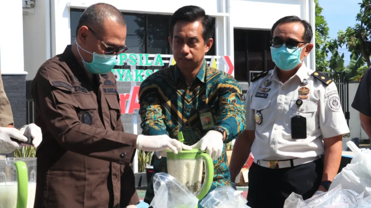 Kejari Ponorogo memusnahkan barang bukti narkotika, obat-obatan terlarang, dan senjata api dari 44 perkara pidana yang telah inkrah. SUGENG DWI N/JAWA POS RADAR PONOROGO