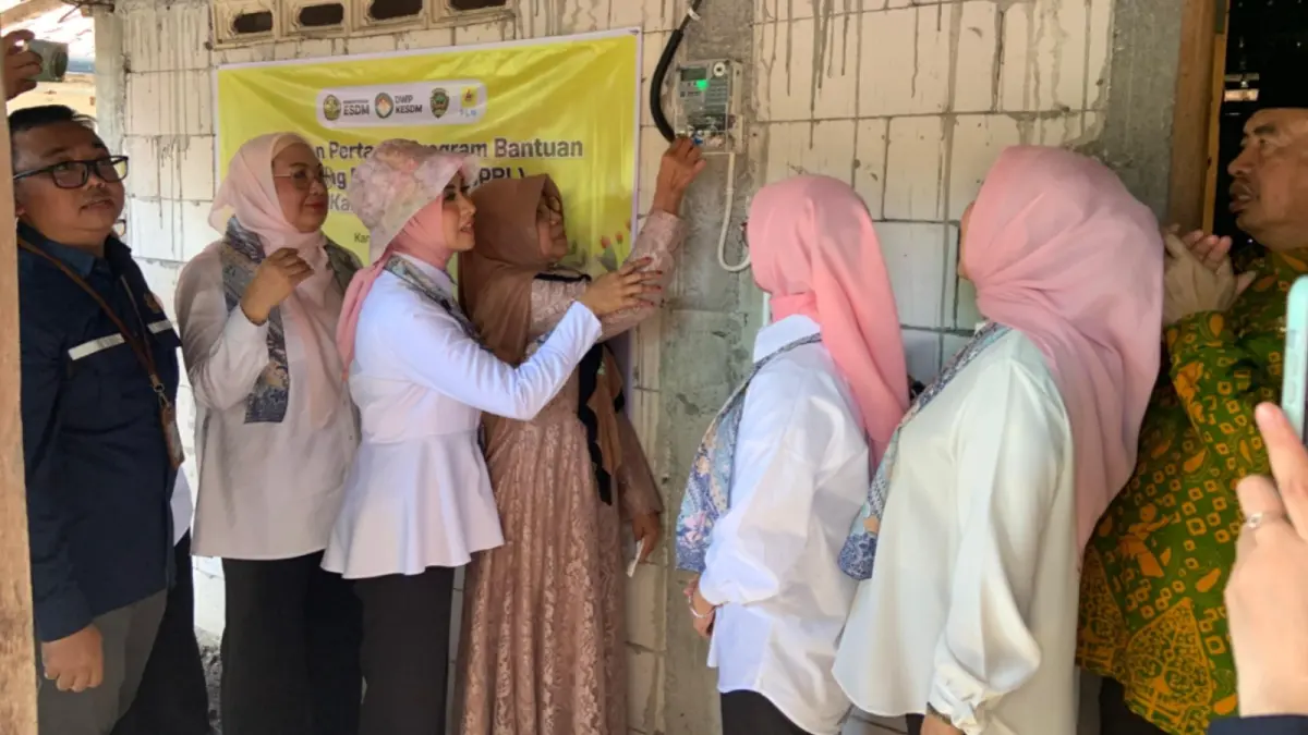 Ketua Bidang IV Seruni Kabinet Merah Putih Sri Suparni Bahlil menyerahkan bantuan sambungan listrik baru kepada warga di Kabupaten Madiun. LODITYA FERNANDES/JAWA POS RADAR MADIUN