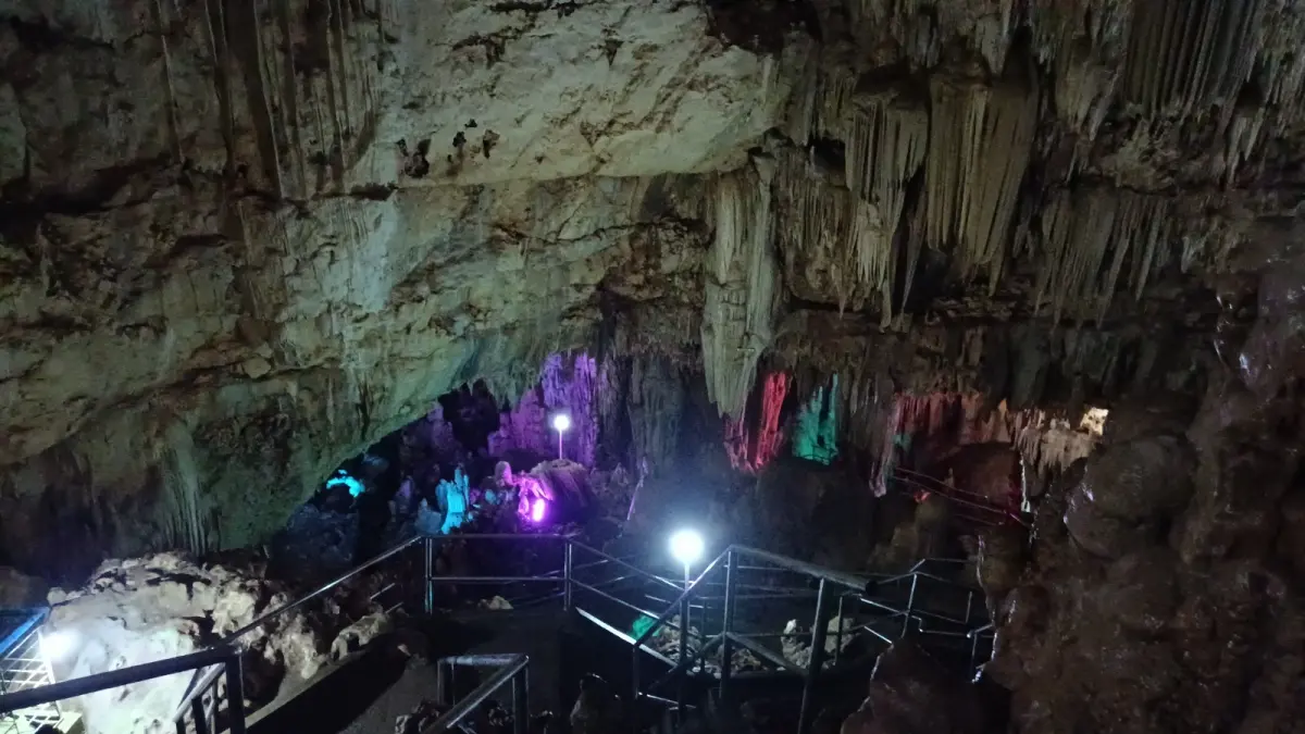 Kondisi wisata Goa Gong di Desa Bomo, Punung, Pacitan, tetap ramai dikunjungi meski tengah terjadi polemik kepemilikan lahan. NUR CAHYONO/JAWA POS RADAR PACITAN