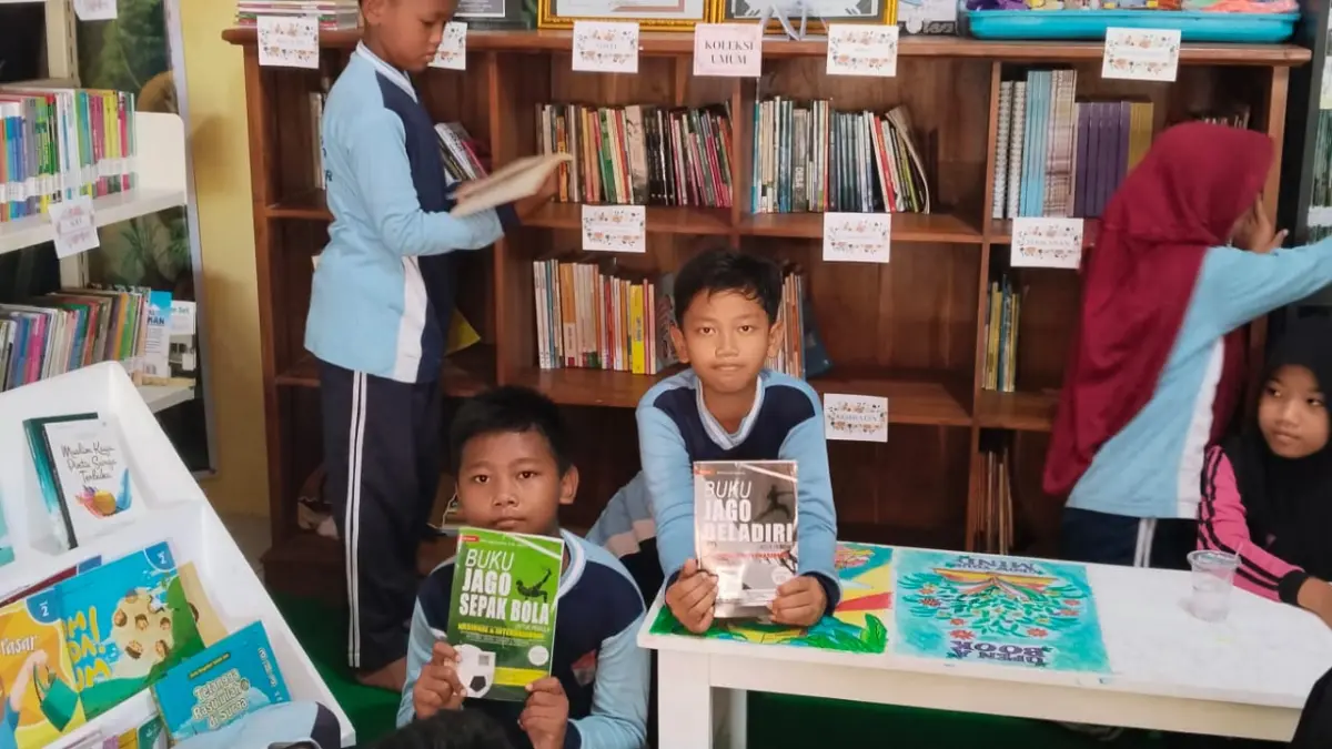 KUNJUNGAN: Anak-anak mengunjungi Perpustakaan Cerdas bersama guru pendamping. (SATRIO JATI/RADAR MADIUN)
