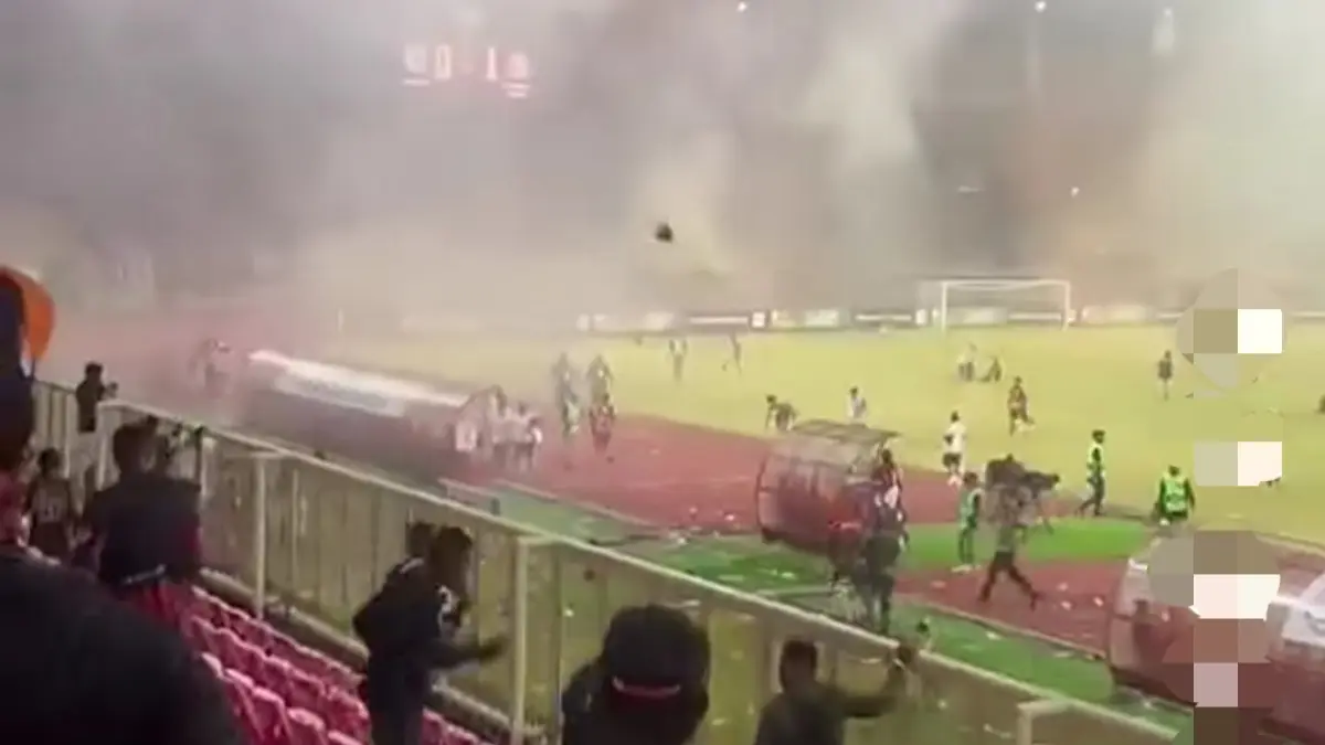 MEMANAS: Kondisi di Stadion Lukas Enembe pasca Persipura dihajar Adhyaksa FC 0-1 di kandang. (IG @infojayapura_sentani)