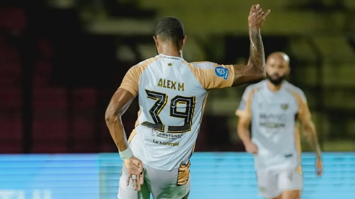 MENANG TELAK: Pemain Dewa United Alex Martins mencetak tiga gol saat timnya melibas PSBS Biak dengan skor 5-0. (IG @dewaunitedfc)