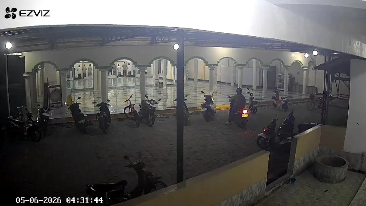 Motor milik jemaah salat Subuh di Masjid Jami’ Tsamrotul Huda, Geneng, Ngawi, hilang dicuri saat ditinggal ibadah berjamaah. FOTO: TANGKAPAN LAYAR