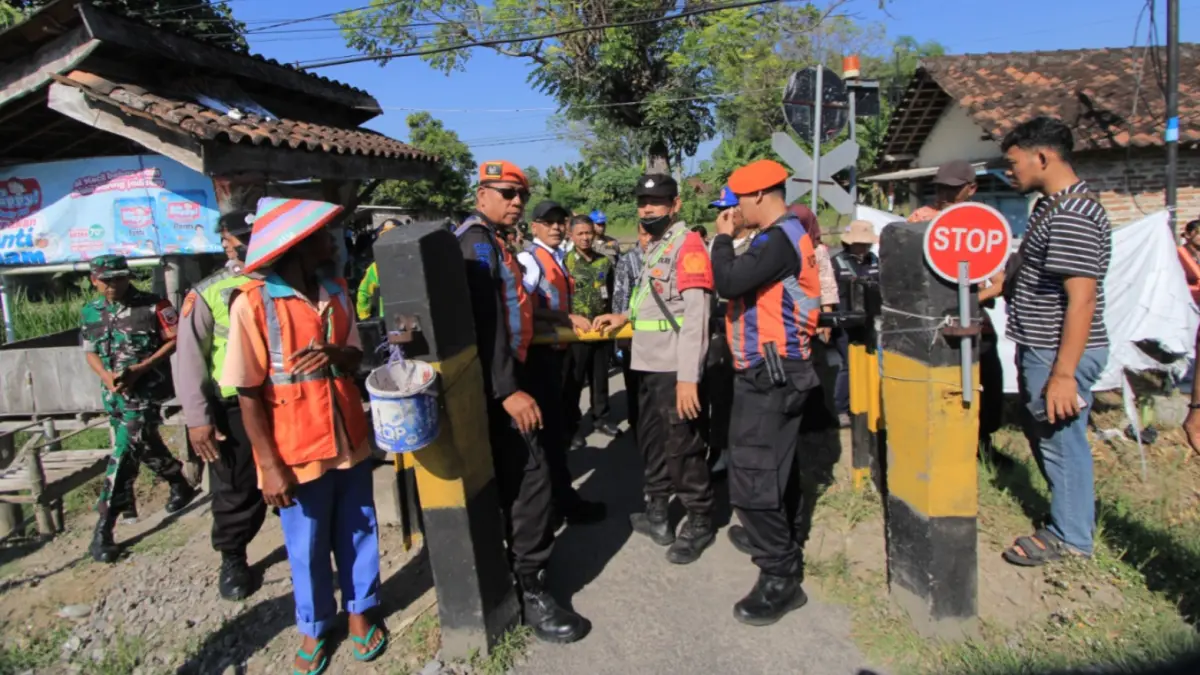 Perwakilan PT KAI, DJKA, pemerintah desa, dan aparat usai membahas pembukaan terbatas perlintasan sebidang liar di Kecamatan Barat, Magetan. AJI PUTRA/JAWA POS RADAR MAGETAN