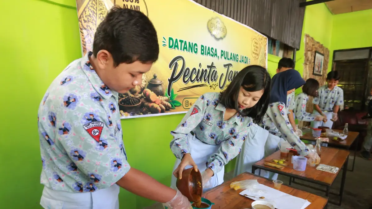 Siswa SMPN 13 Madiun belajar meracik jamu tradisional di rumah produksi D’jamoe Madiun dalam kegiatan outdoor learning budaya herbal Nusantara. BAGAS BIMANTARA/JAWA POS RADAR MADIUN