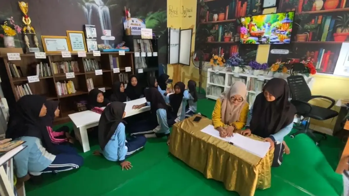 SUKA BACA: Anak-anak menggemari buku cerita bergambar di Perpus Cerdas. (SATRIO JATI/RADAR MADIUN)