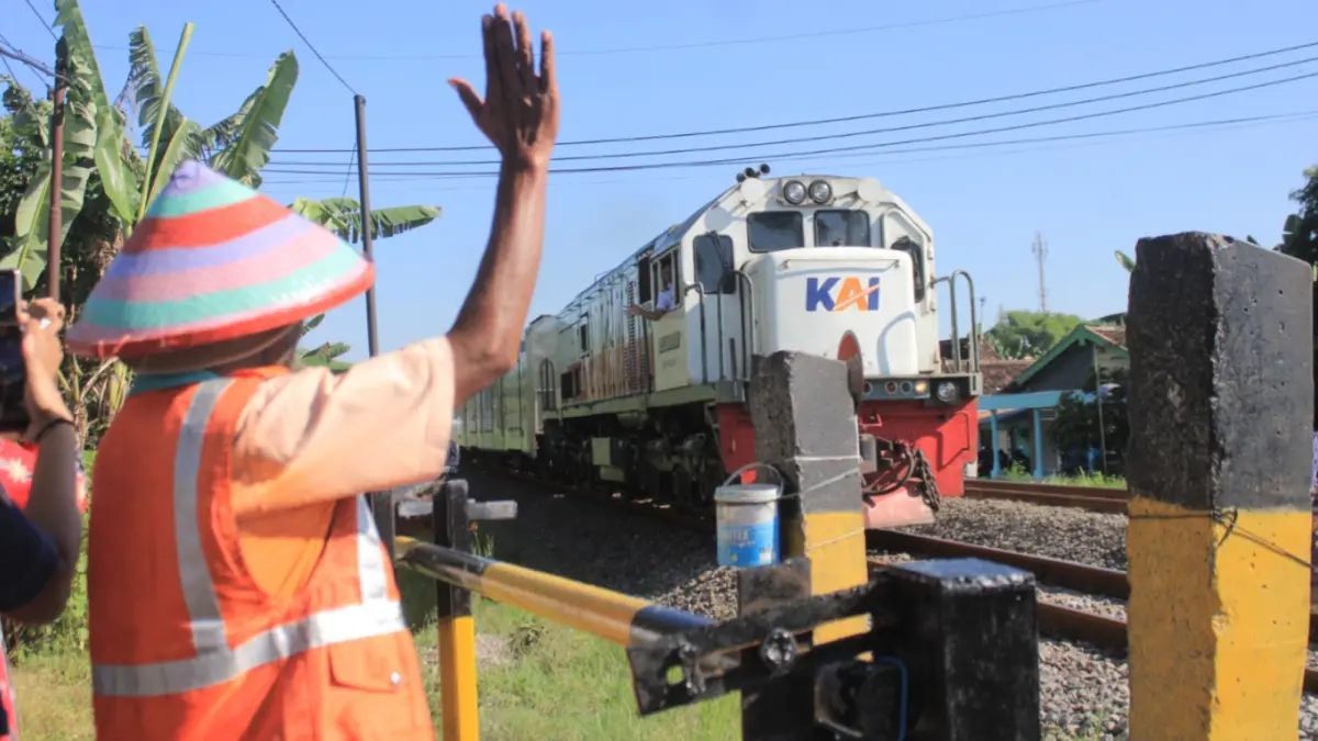 Warga berjaga di perlintasan kereta api penghubung Desa Bogorejo dan Kelurahan Tebon yang kembali dibuka terbatas hingga pukul 17.00 WIB. AJI PUTRA/JAWA POS RADAR MAGETAN