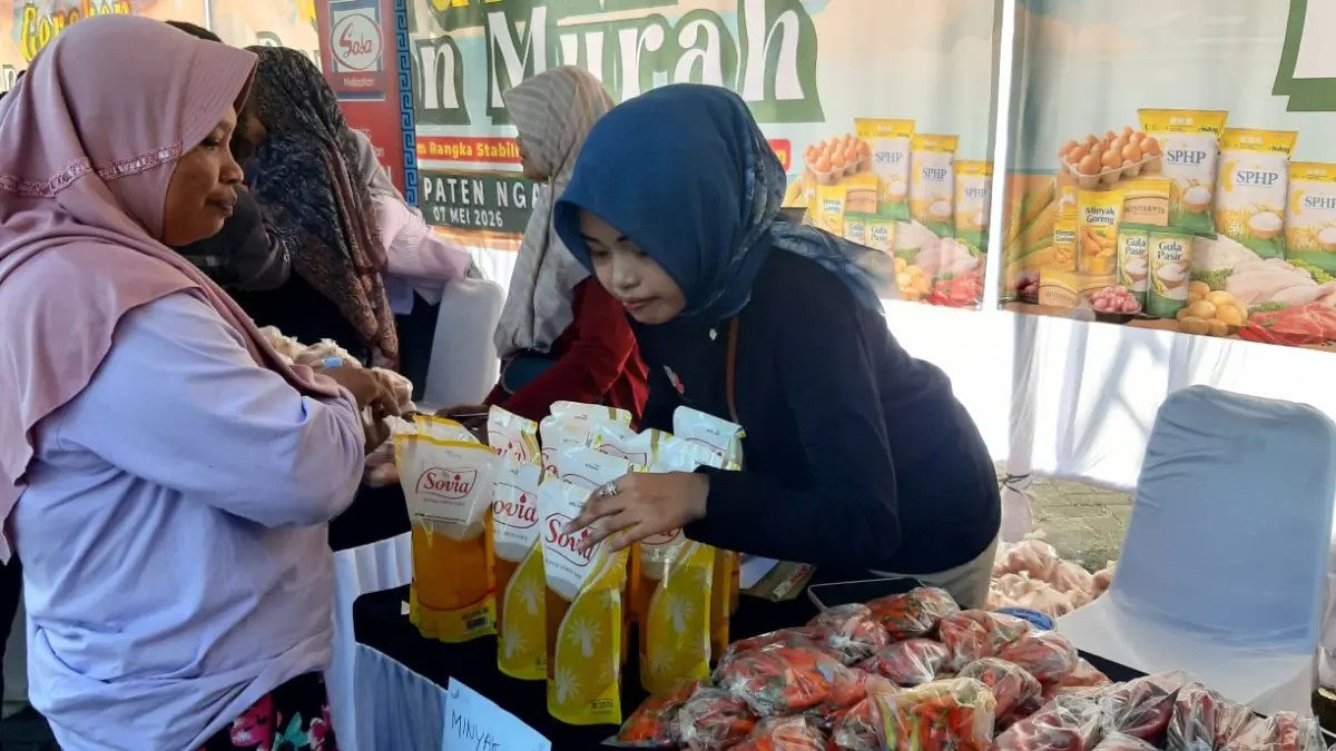 Warga Kelurahan Margomulyo, Ngawi, mengantre dalam pasar murah Pemprov Jatim yang menuai keluhan karena tidak menyediakan MinyaKita. ASEP SYAEFUL/JAWA POS RADAR NGAWI