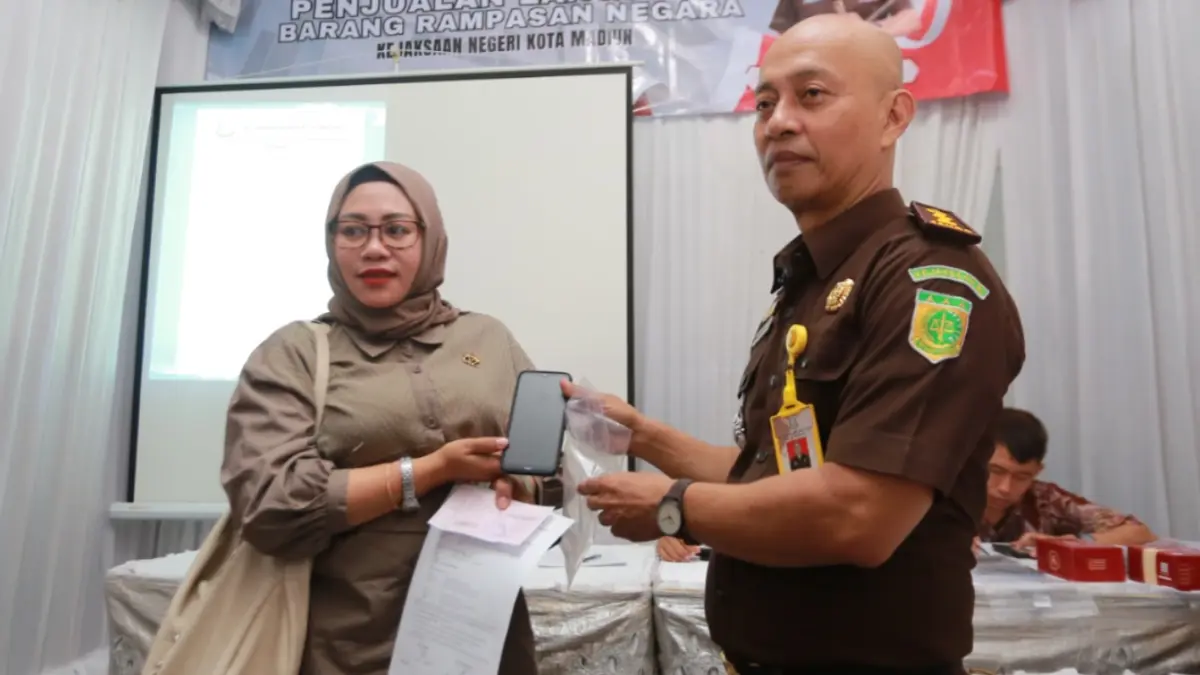 Warga memadati lelang HP rampasan negara di Kejari Kota Madiun. Seluruh ponsel sitaan perkara pidana ludes terjual dalam hitungan jam. BAGAS BIMANTARA/JAWA POS RADAR MADIUN