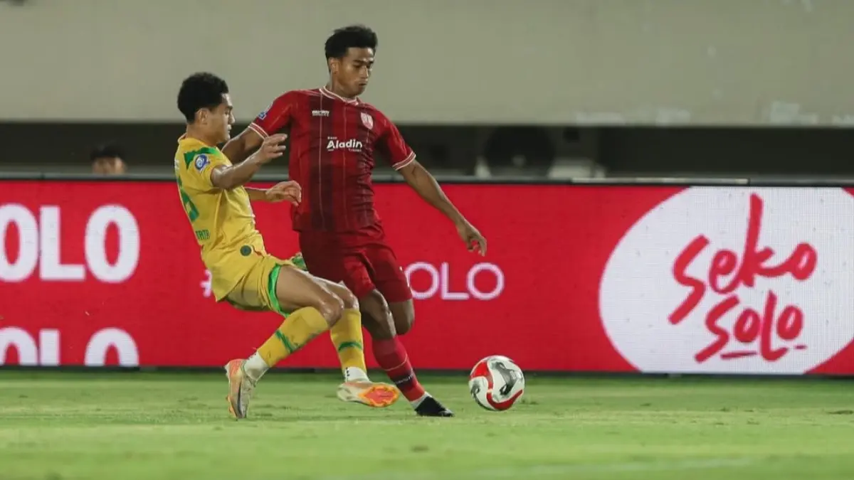 BERBAGI ANGKA: Pemain Persis Solo mendapat kawalan ketat dari pemain Persebaya dalam laga pekan ke-32. (IG @persisofficial)