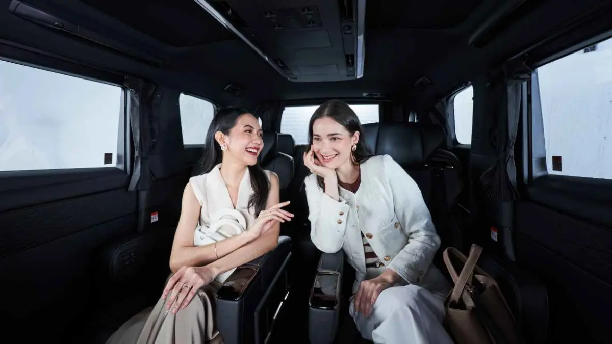 Ilustrasi penumpang menikmati interior nyaman di taksi premium. (BLUEBIRD)