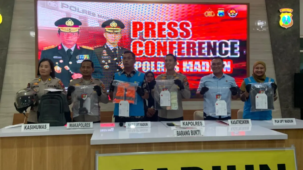 Kapolres Madiun AKBP Kemas Indra Natanegara menunjukkan barang bukti pencurian aset gardu listrik yang dilakukan mantan outsourcing PLN di puluhan lokasi. LODITYA FERNANDES/JAWA POS RADAR MADIUN