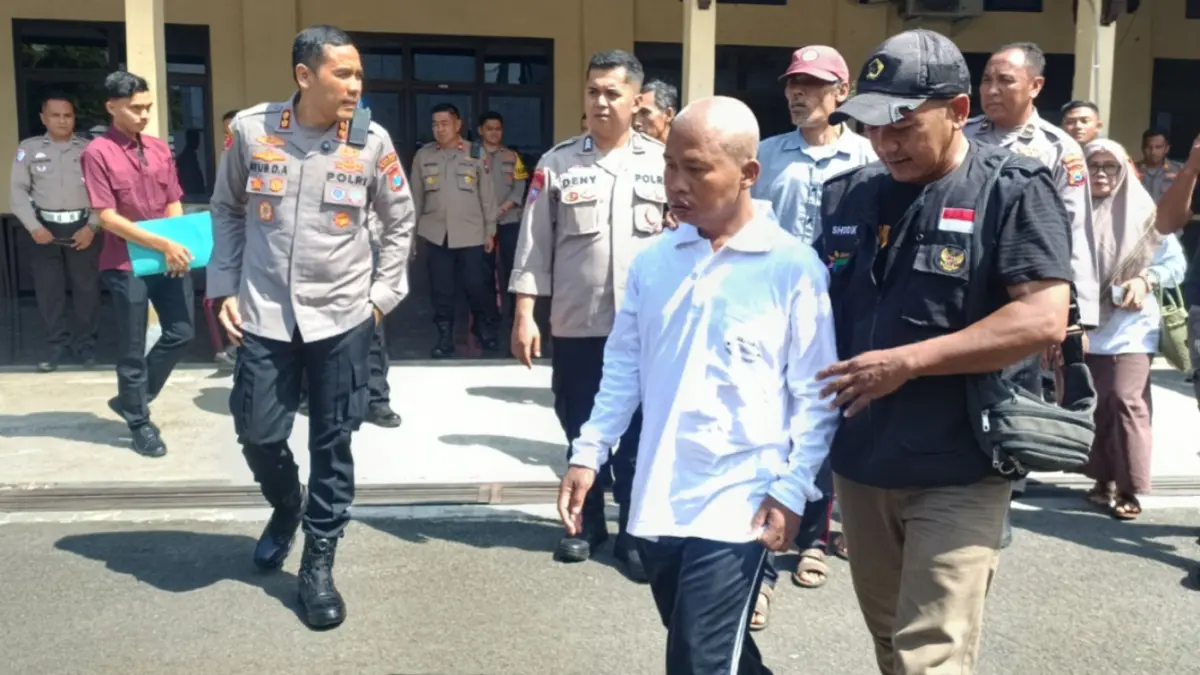 Kapolres Pacitan melepas tiga pasien ODGJ untuk menjalani rehabilitasi mental di yayasan milik Ipda Purnomo di Lamongan. NUR CAHYONO/JAWA POS RADAR PACITAN