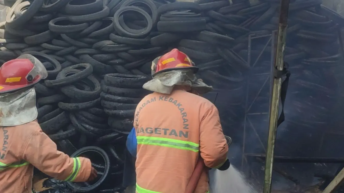Petugas Damkar Magetan memadamkan kebakaran gudang ban bekas di kawasan Pasar Glodog, Karangrejo. AJI PUTRA/JAWA POS/RADAR MAGETAN