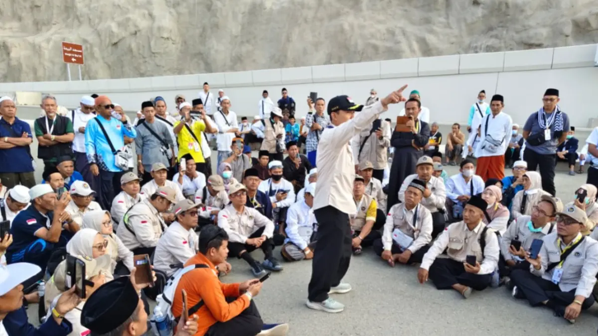 Petugas Kloter SUB 22 melakukan survei jalur jalan kaki dari hotel menuju Jamarat sebagai persiapan menghadapi puncak ibadah haji di Makkah. FOTO: KLOTER SUB 22