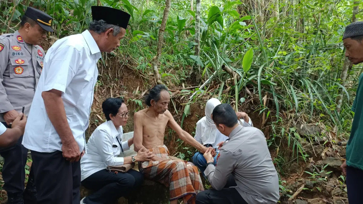 Petugas membantu membersihkan dan merawat ODGJ di Pacitan sebagai bagian dari proses pemulihan kesehatan mental pasien. NUR CAHYONO/JAWA POS RADAR PACITAN