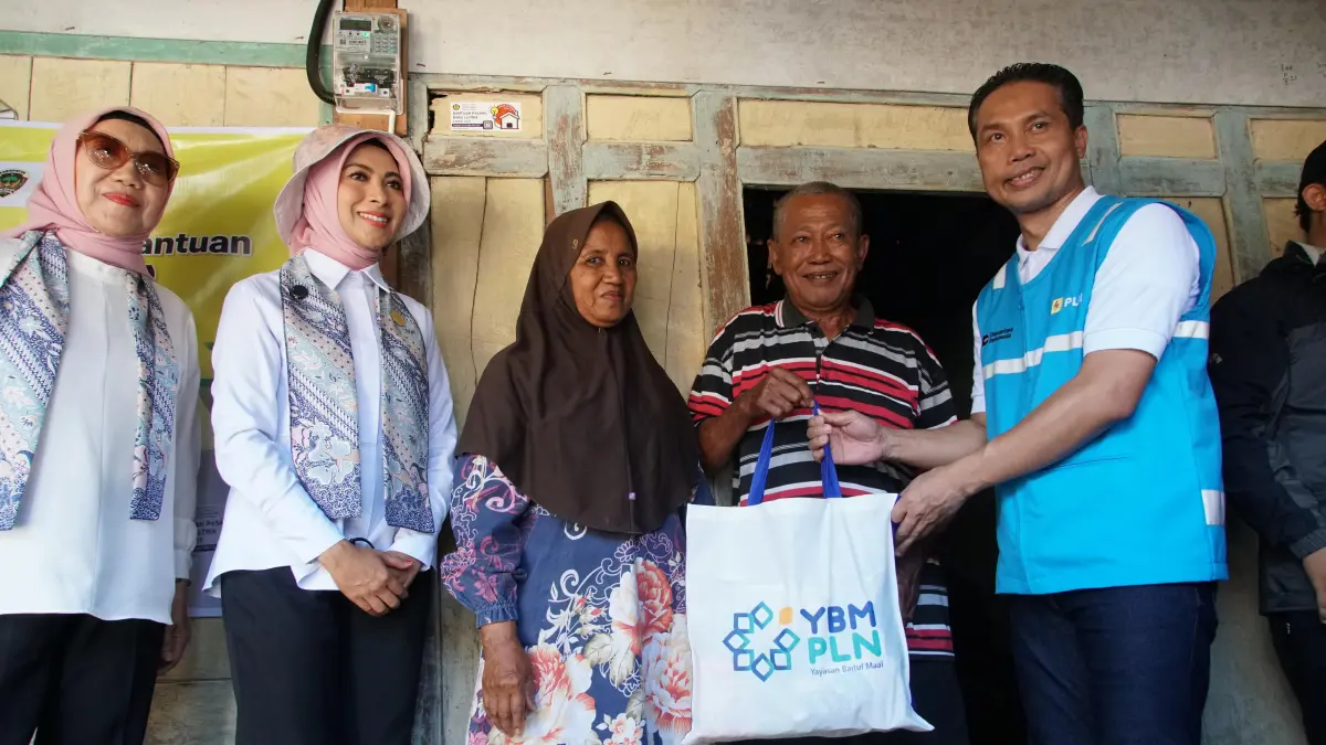 PLN UP3 Madiun menyambungkan listrik baru untuk 513 rumah tangga di Kabupaten Madiun melalui program BPBL 2025.