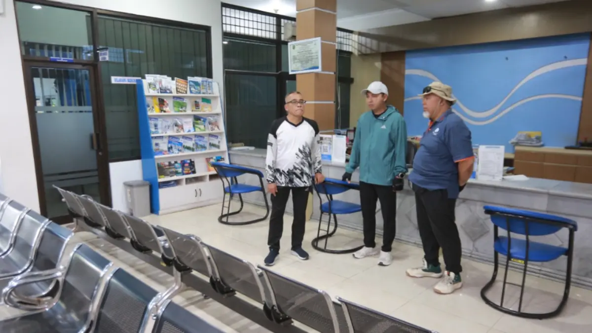 Plt Wali Kota Madiun F Bagus Panuntun bersama Ketua DPRD meninjau ruang pelayanan PDAM Tirta Taman Sari saat sidak mendadak. BAGAS BIMANTARA/JAWA POS RADAR MADIUN