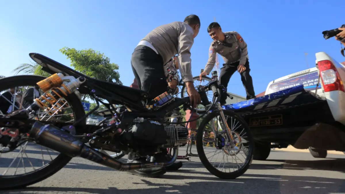 Satlantas Polres Madiun Kota mengamankan motor modifikasi balap yang diduga akan digunakan untuk aksi balap liar di kawasan Jiwan. BAGAS BIMANTARA/JAWA POS RADAR MADIUN