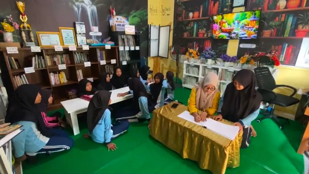 Sejumlah anak mengunjungi Perpusdes Cerdas Paras di Kecamatan Pangkur, Ngawi, yang kini berkembang menjadi pusat literasi dan pemberdayaan masyarakat desa. ASEP SYAEFUL/JAWA POS RADAR NGAWI