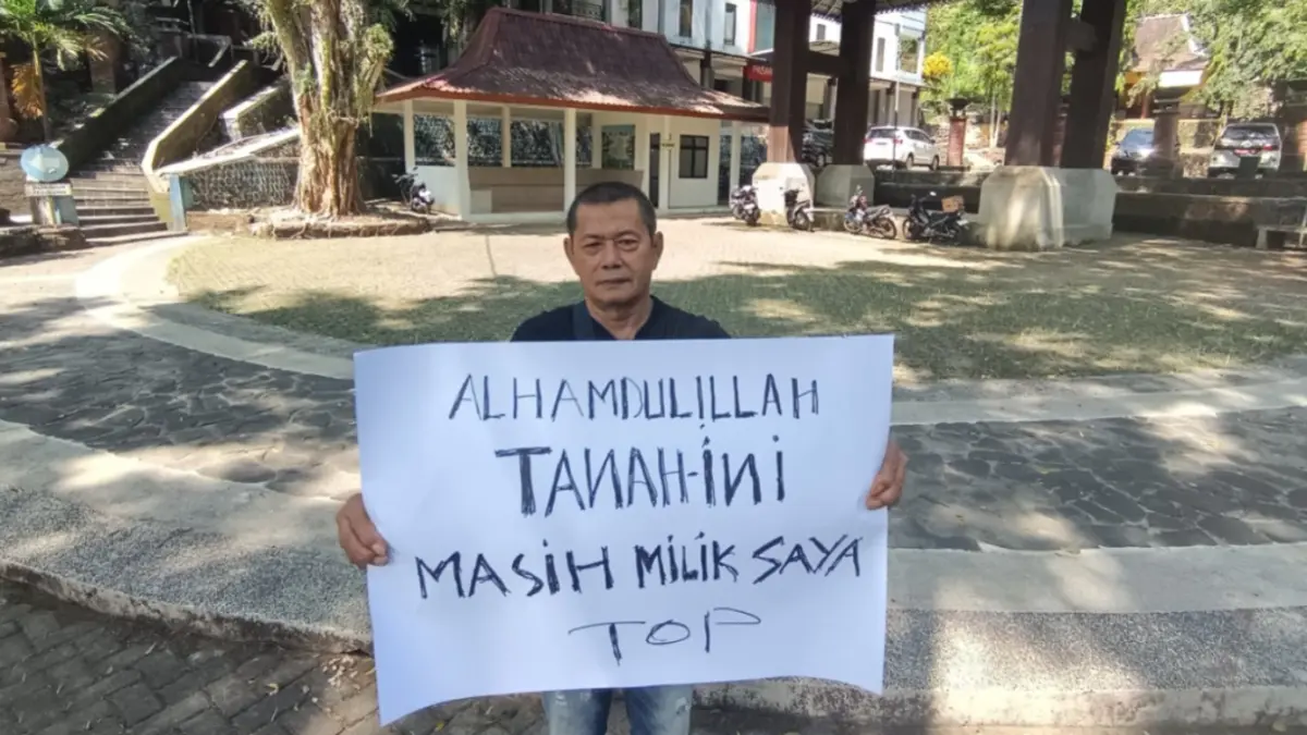 Sutikno menunjukkan sikap lega setelah lahan parkir Goa Gong dipastikan masih menjadi miliknya usai pengecekan bersama BPN. NUR CAHYONO/JAWA POS RADAR PACITAN