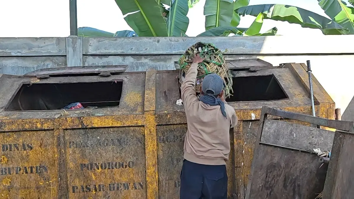 Tumpukan sampah terlihat di TPS Ponorogo setelah TPA Mrican bermasalah dan pemkab mulai menyiapkan teknologi pengolahan termal. SUGENG DWI N/JAWA POS RADAR PONOROGO