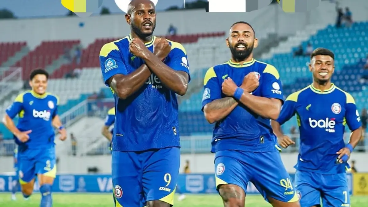 UNIK: Dalberto dan sejumlah pemain Arema FC merayakan kemenangannya atas PSM Makassar dalam laga pekan ke-32 BRI Super League. (IG @aremafcofficial)