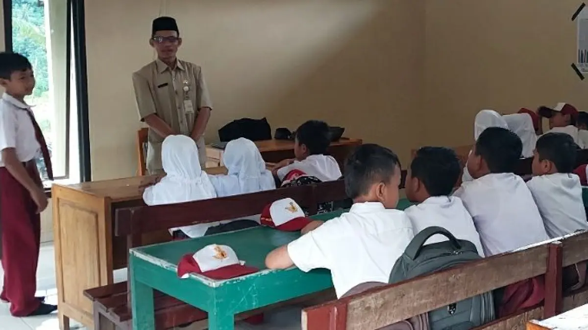 Guru non-ASN di Pacitan dibayangi ketidakpastian setelah terbit aturan yang membatasi pengajaran di sekolah negeri hingga akhir 2026. DOK RADAE PACITAN